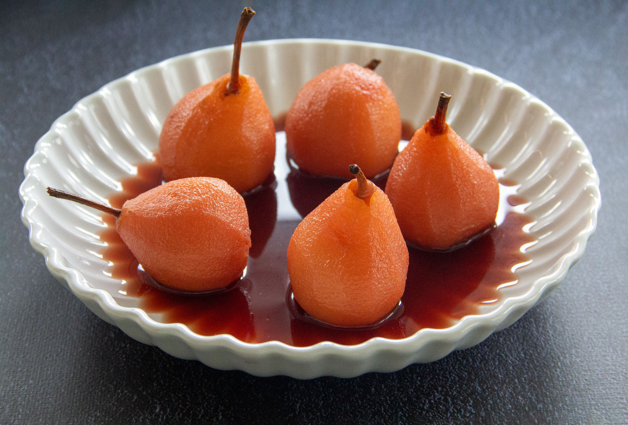 Poires au sirop d'hibiscus et aux épices