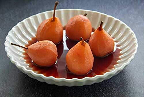 Poires au sirop d'hibiscus et aux épices