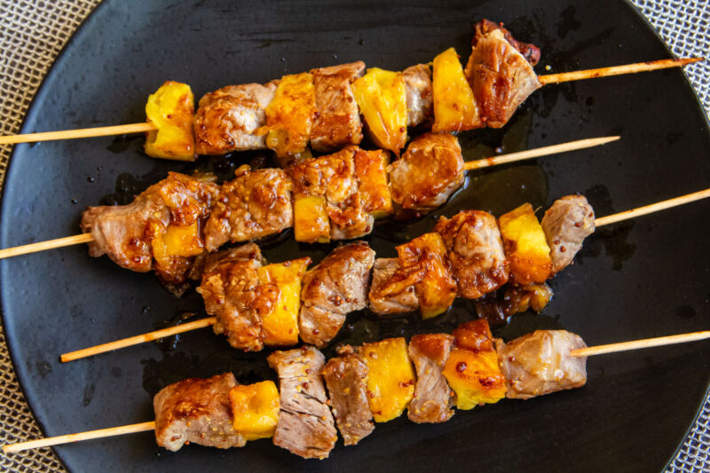 Brochettes de filet mignon de porc et ananas
