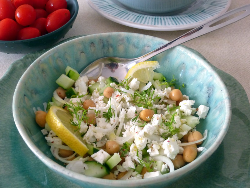 Salade de concombre, pois chiches et feta