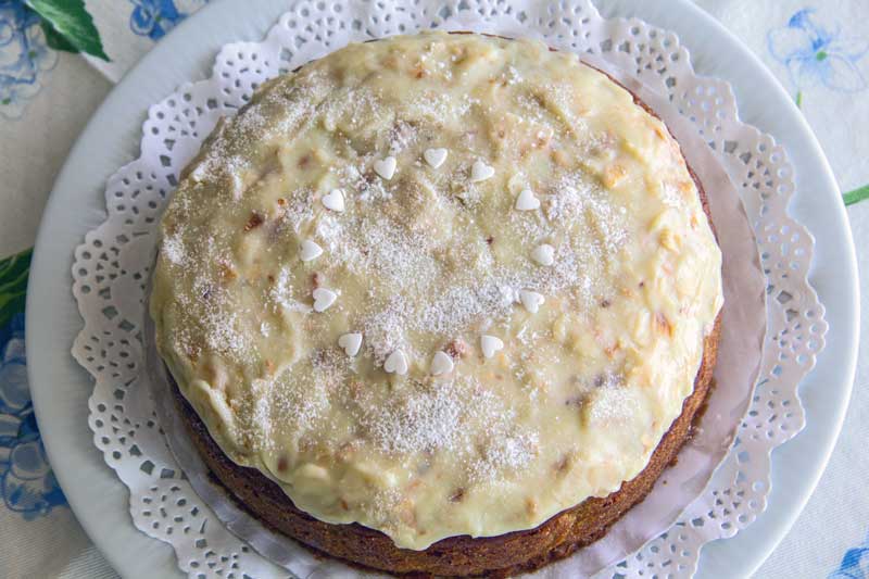 Carrot cake avec un glaçage rocher blanc