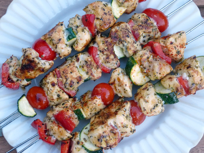 Brochettes de poulet et légumes au gril