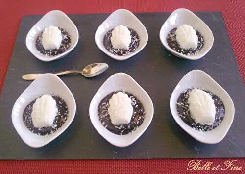 Bouchée coco glacée sur une ganache au chocolat noir