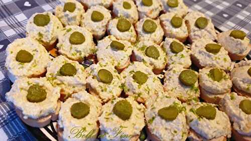 Canapés de surimi et cornichons