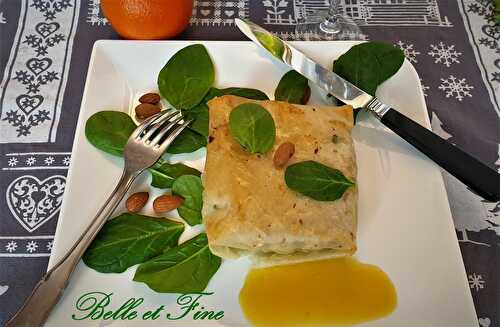 Pastilla de poulet au miel, épinards et amandes, sauce à l’orange.