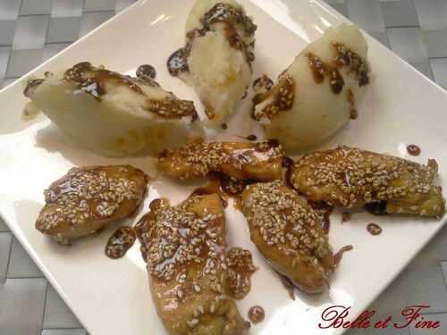 Poulet caramélisé enrobé de graines de sésame grillées, quenelles d'écrasée de pommes de terre.