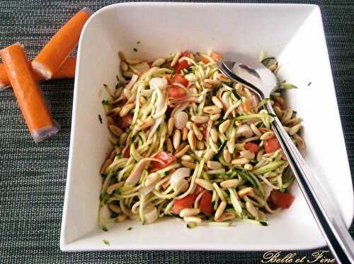 Salade de courgettes, surimi, tomates, pignons de pin...