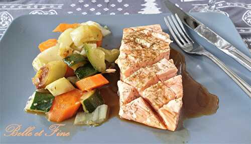 Pavés de saumon pochés au bouillon de légumes, sauce mielleuse au soja.