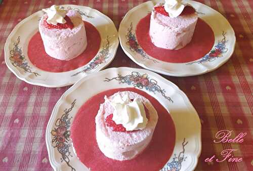 Nuage de fraises glacé et son coulis