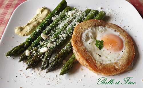 Asperges vertes et œuf au plat dans une couronne de pain