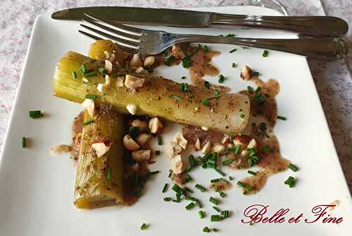 Poireaux rôtis au vin blanc et noisettes grillées