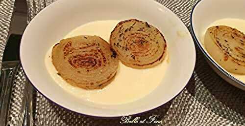 Oignons fondants sur une sauce au parmesan