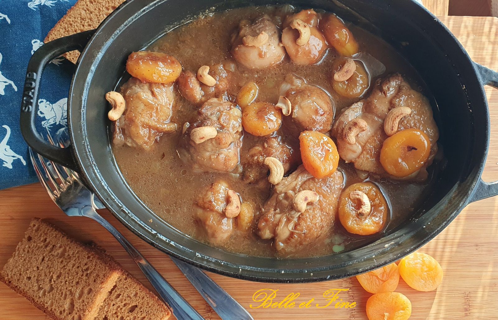 Poulet mijoté au pain d'épices, abricots secs, miel et noix de cajou