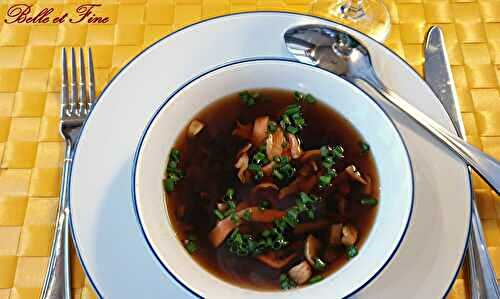 Consommé au saumon fumé, champignons et spaghetti