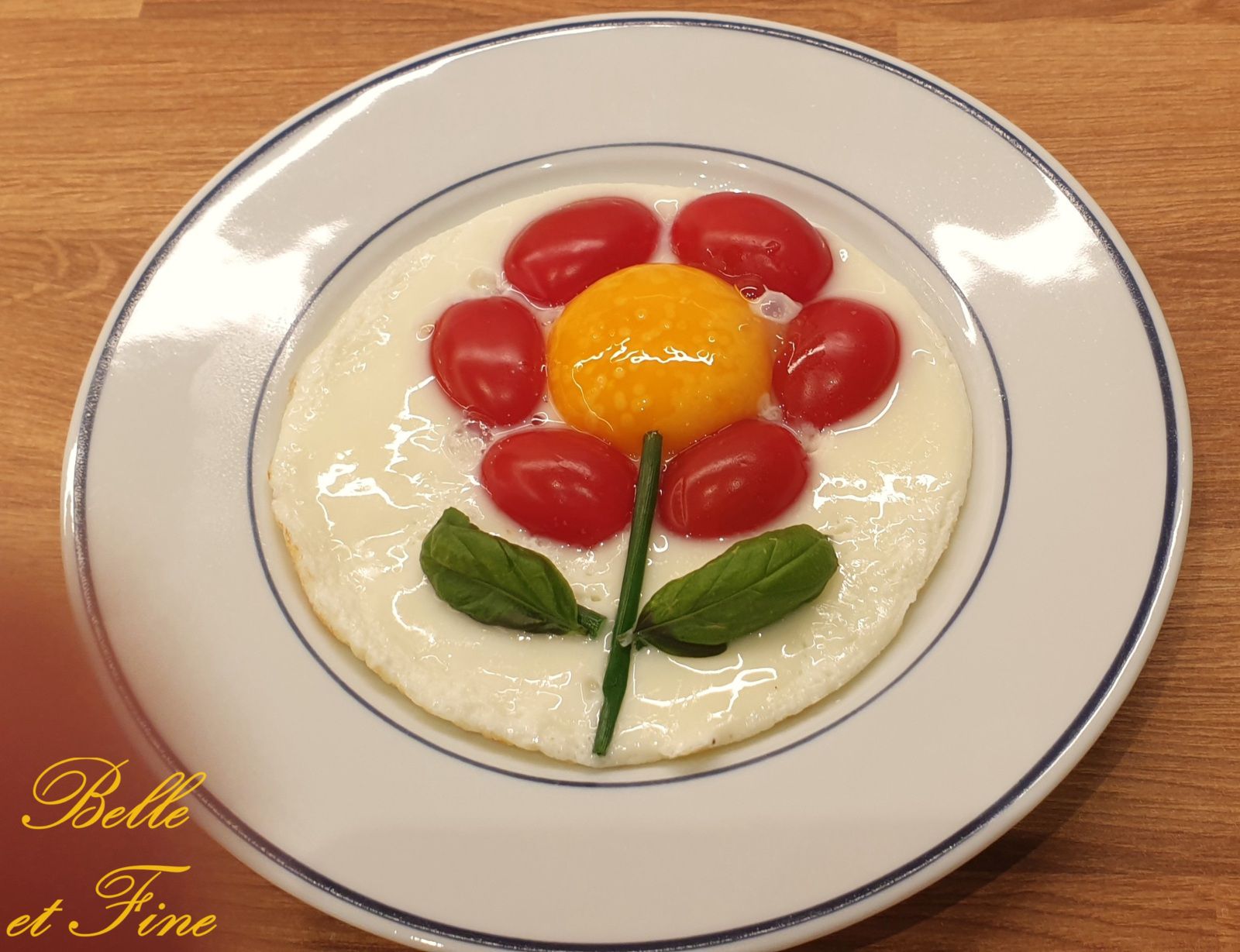 Œufs au plat en fleur de tomates cerises