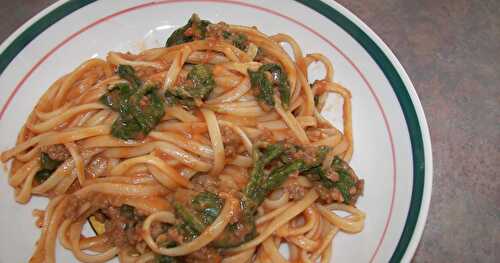 Linguine sauce rosée à la viande hachée, épinards et fromage