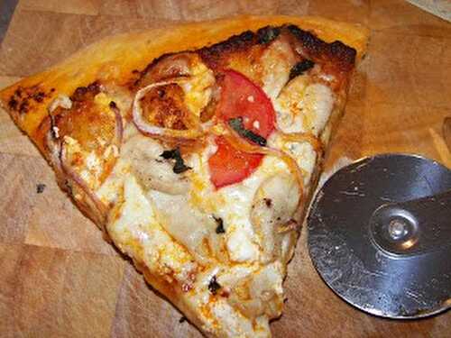 Pizza au poulet, fromage de chèvre et tomates séchées