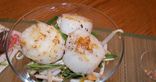 Salade de fèves germées aux pétoncles poêlés, vinaigrette au sésame