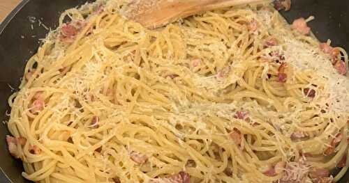 Spaghettis au bacon, piment et pecorino