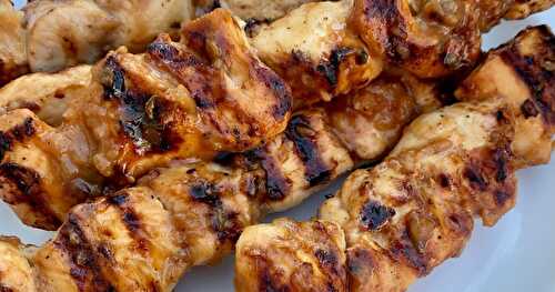 Brochettes de poulet, sauce barbecue au miel