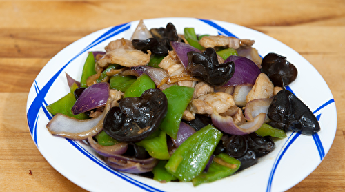 Porc sauté aux champignons noirs et légumes
