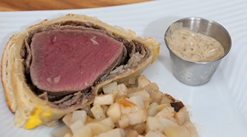 Rôti de boeuf en croute et son accompagnement gratin de pommes de terre et pommes fruit