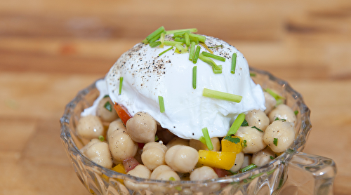 Salade de pois chiches et œufs pochés