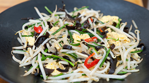 Sauté de pousses de soja et champignons noirs