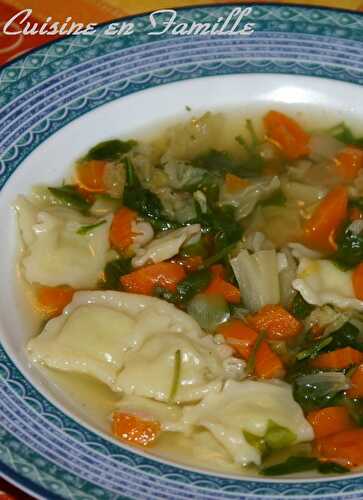 Consommé de ravioles et roquette aux petits légumes