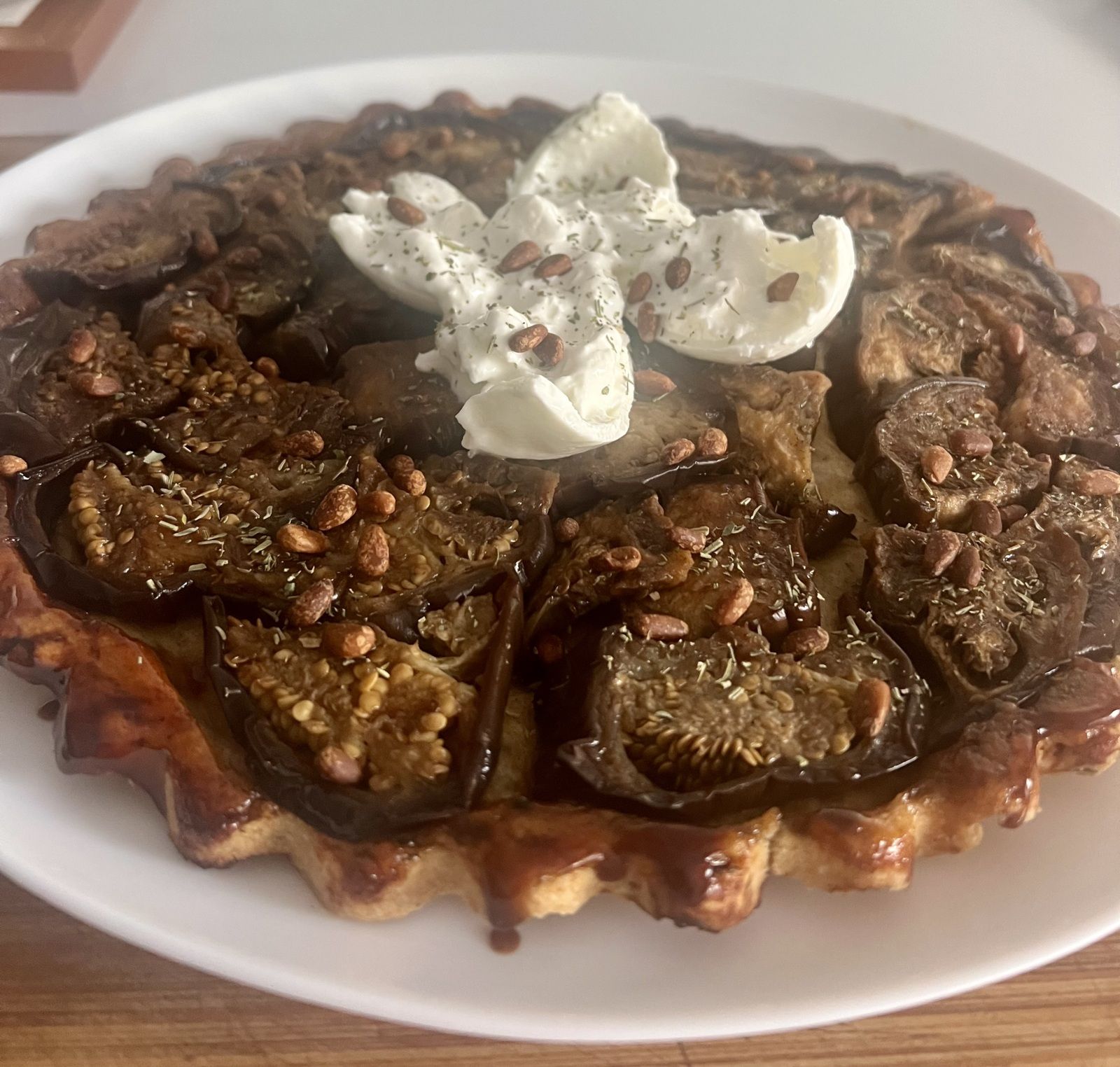 Tatin aubergine, burrata et pignons