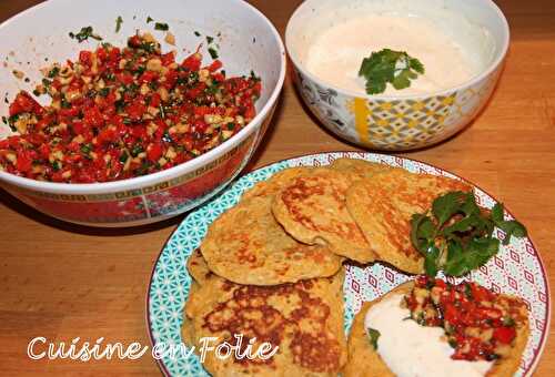 Blinis de patates douces, salsa de poivrons, et dips à l’ail