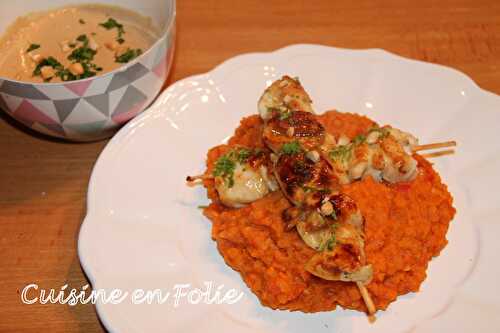 Brochette de poulet au citron, sauce cacahuète, dahl de lentilles corail au lait de coco