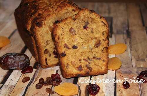 Cake aux dattes, abricots et raisins