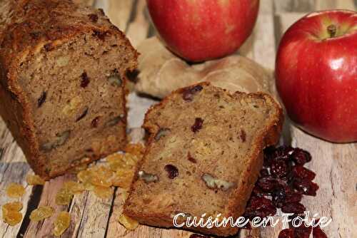 Cake aux pommes râpées, noix de pécan et cranberries