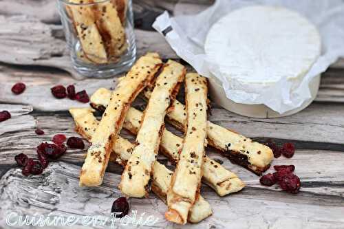 Fingers craneberries-camembert