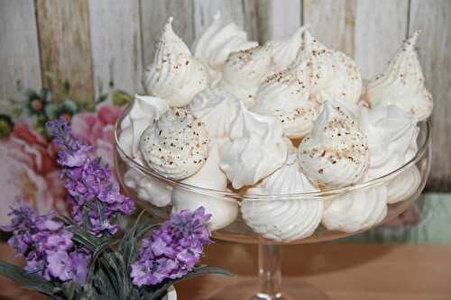 Meringues nature et noisette