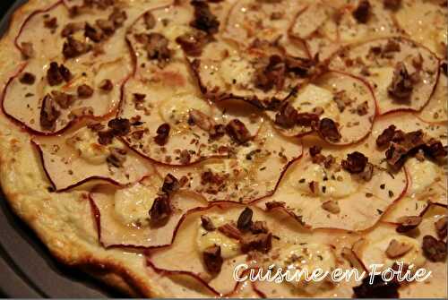 Tarte fine de chèvre frais, pommes, miel et amandes