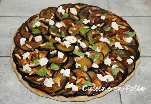 Tarte Tatin d’aubergines, miel, feta, basilic et pignons de pin