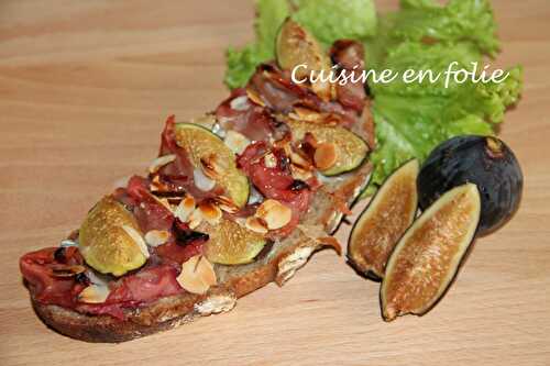 Tartine aux figues, gorgonzola, speck, et miel