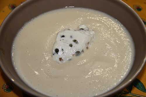 Velouté de chou-fleur, chèvre, câpres et raisins secs