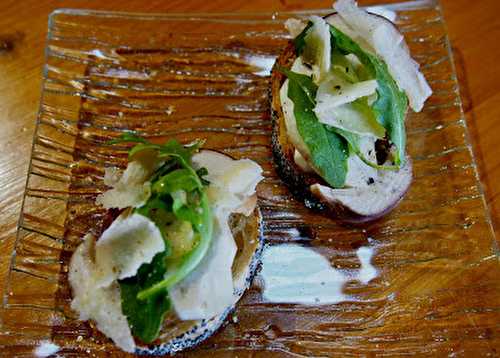 Bruschette aux cèpes, parmesan et roquette