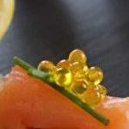 Toasts saumon fumés et perles d'huile d'olive