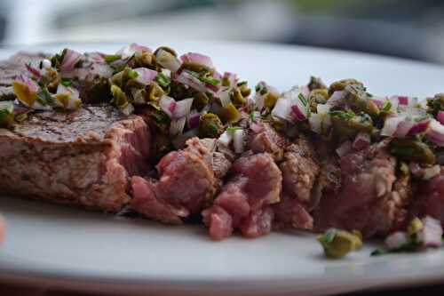 Carpaccio de boeuf mi-cuit et son petit condiment