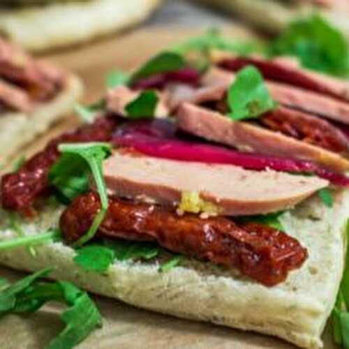 Bruschetta foie gras magret de canard tomates séchées idéale en toast pour les fêtes