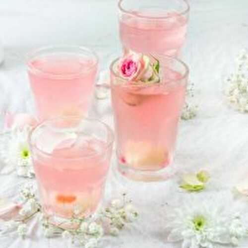 COCKTAIL AU LITCHI PROSECCO ET EAU DE ROSE