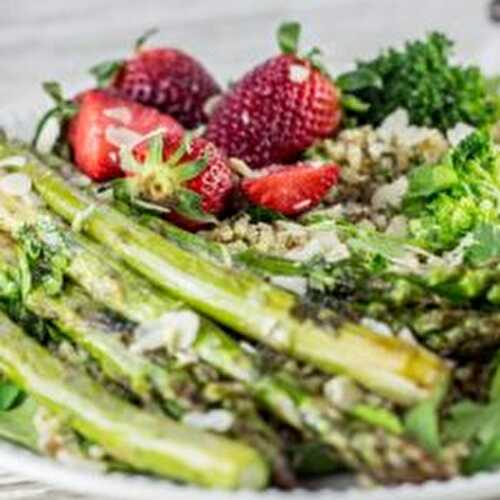 SALADE ASPERGES QUINOA BROCOLIS FRAISES – SAUCE TAHINE