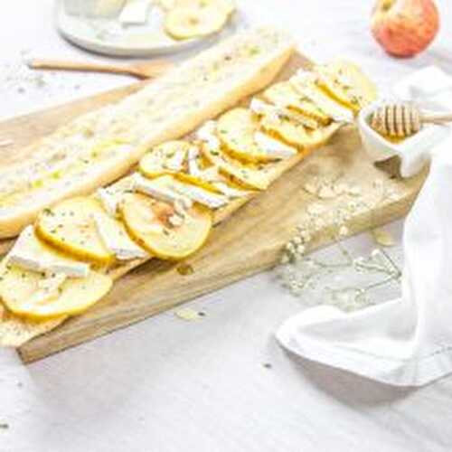 TARTINES AUX POMMES ET AU BRIE, MIEL ET AMANDES
