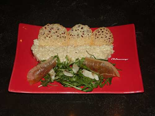 Risotto, tuile de parmesan, chips de jambon et roquette.