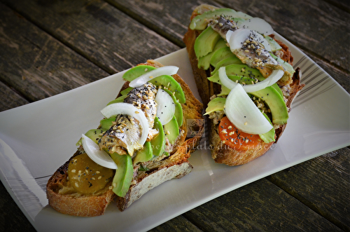 Avocado toast à la tapenade de sardine à l'huile et au piment