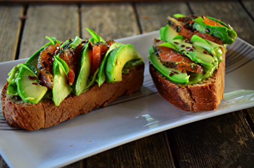 Avocado toast au saumon mariné